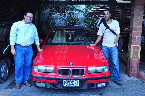 Com o Pablo e sua BMW que ele usou para viajar por todo o país, na Cidade da Guatemala, capital do país